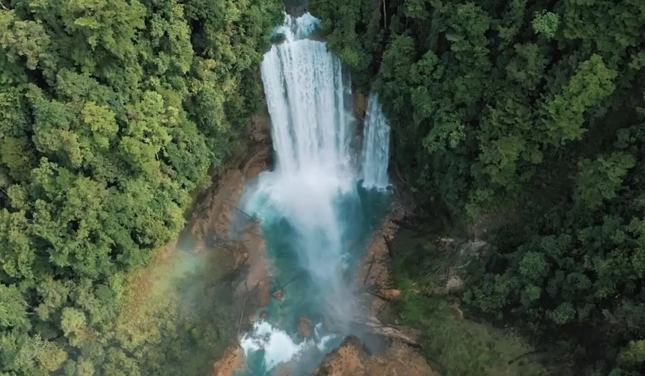 Keindahan Alam Air Terjun Wenyef di Tengah Pegunungan