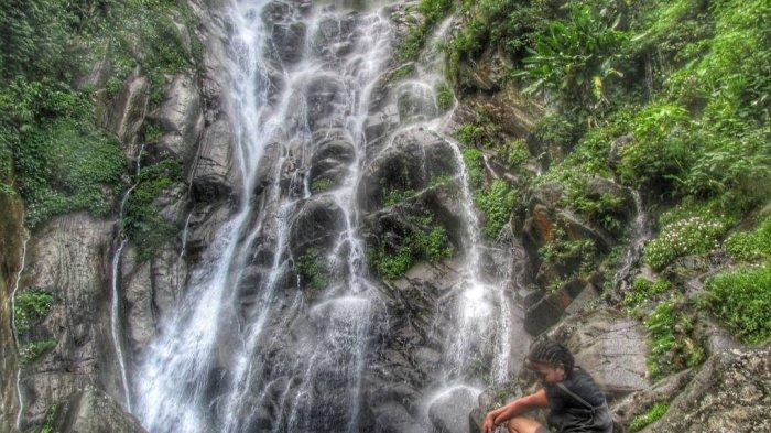 Pesona Keindahan Air Terjun Cyclop di Tengah Alam Asri
