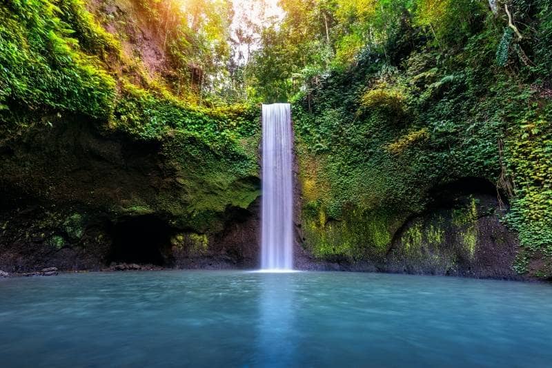 Keindahan Air Terjun Gua Bawah Cibeber yang Menyejukkan