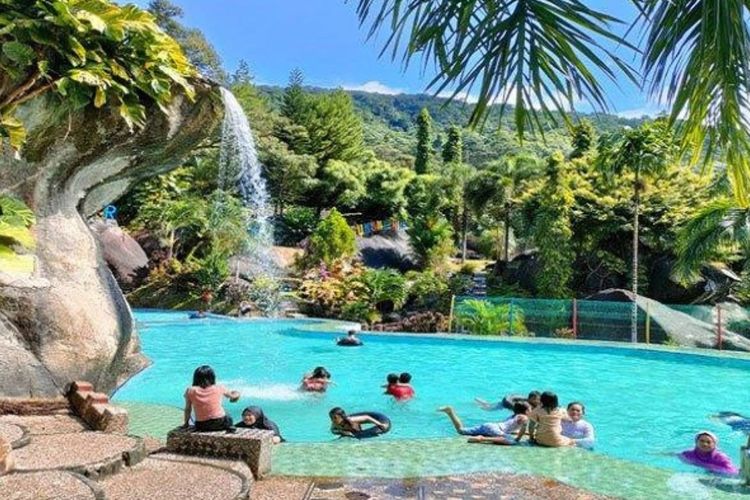 Keindahan Air Terjun Gunung Air Hiu Ceruk yang Menakjubkan