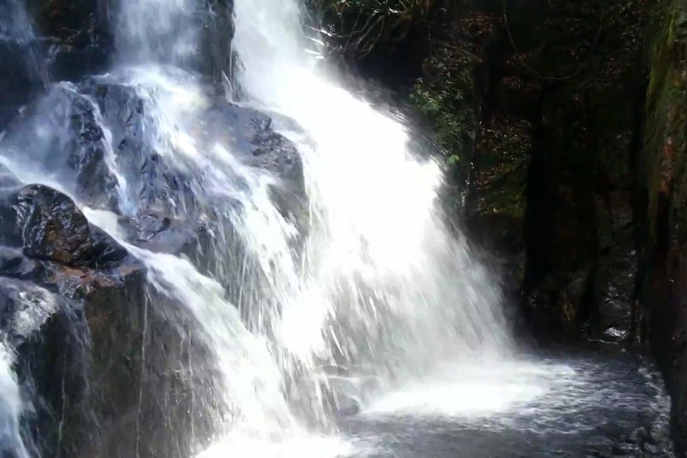 Keindahan Air Terjun Guruh Gemurai di Tengah Alam Asri