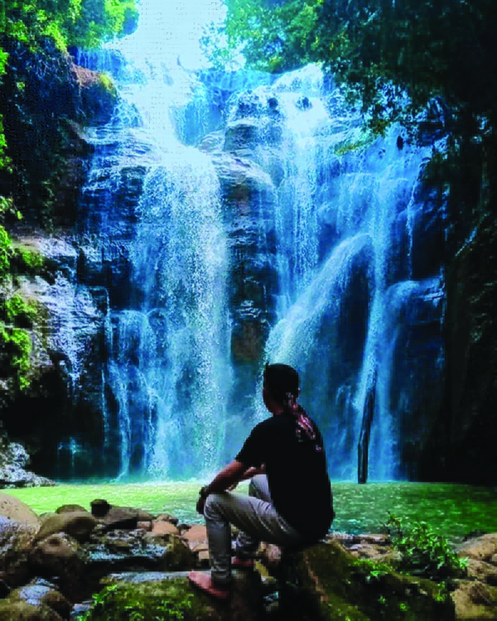 Keindahan Alam Air Terjun Air Melancar di Puncak Perjalanan