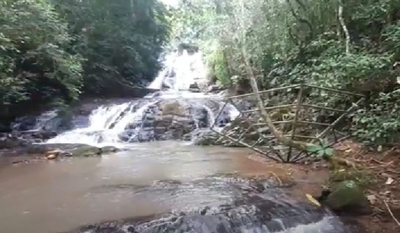 Keindahan Alam Air Terjun Batu Betiang di Tengah Pegunungan