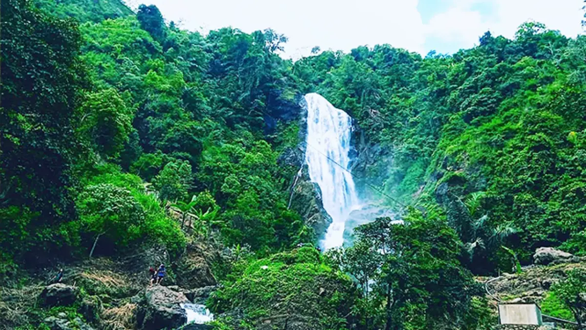 Keindahan Alam Air Terjun Cibadak di Kabupaten Sukabumi