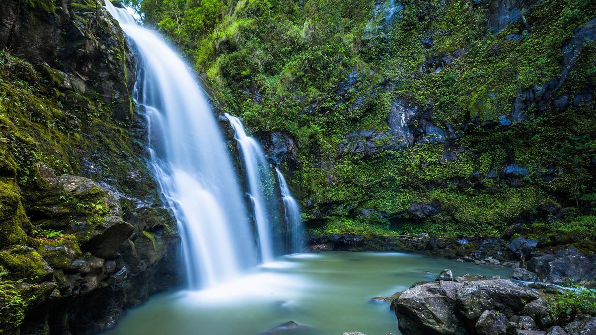 Keindahan Alam Air Terjun Huntuk di Tengah Pegunungan