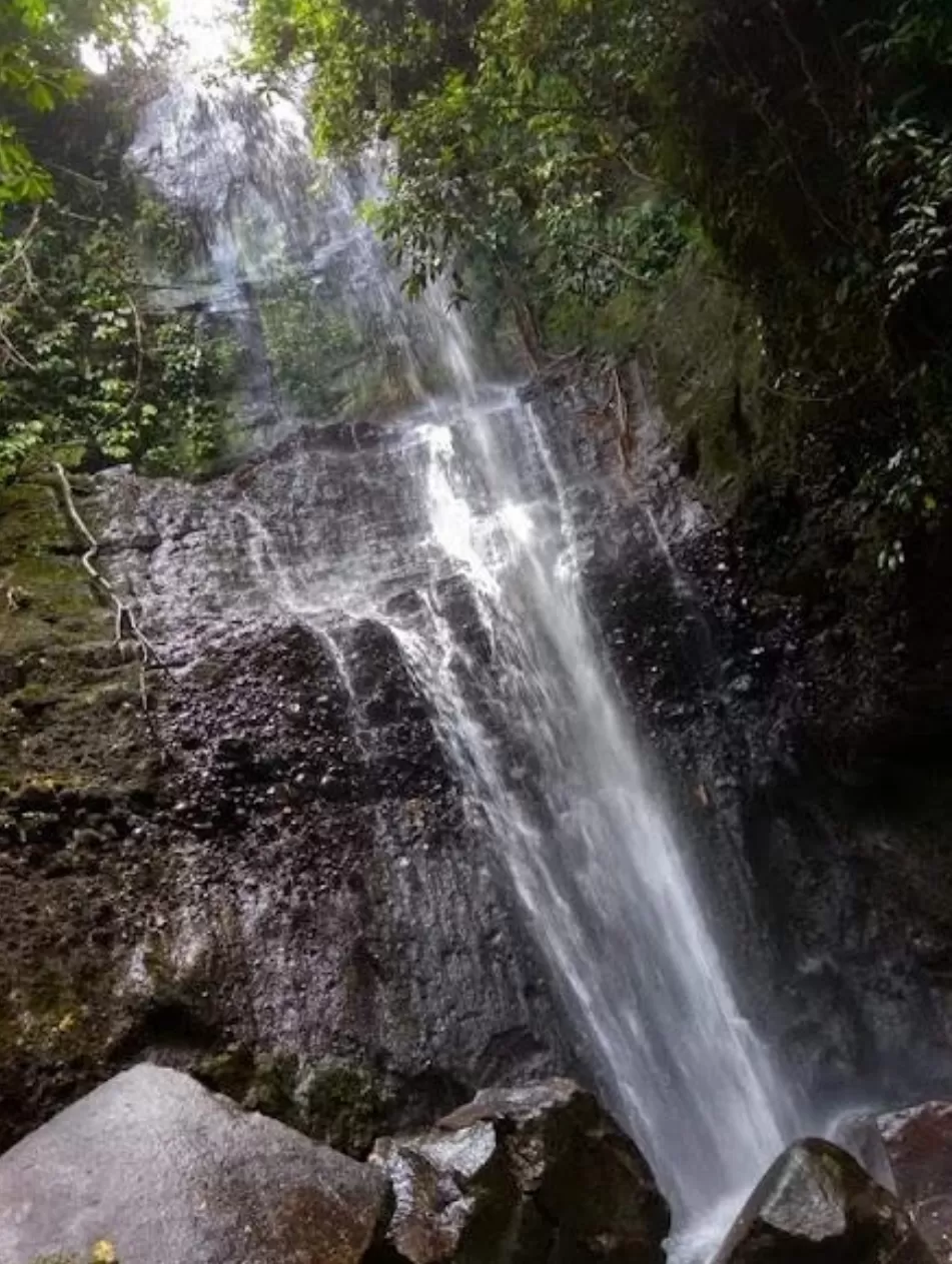 Keindahan Alam Air Terjun Kandera di Tengah Perbukitan