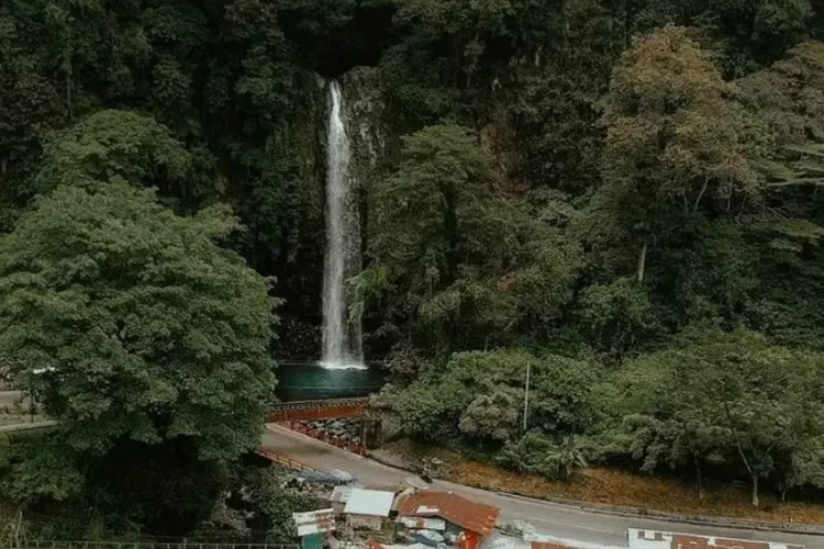 Keindahan Alam Air Terjun Loning di Tengah Hutan Tropis