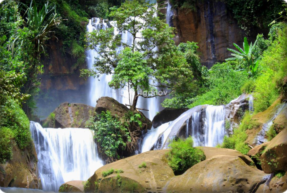 Keindahan Alam Air Terjun Pendowo di Tengah Pegunungan