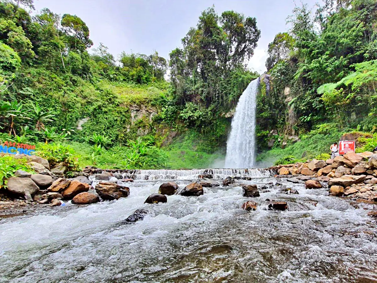 Keindahan Alam Air Terjun Sigerincing di Pulau Buru