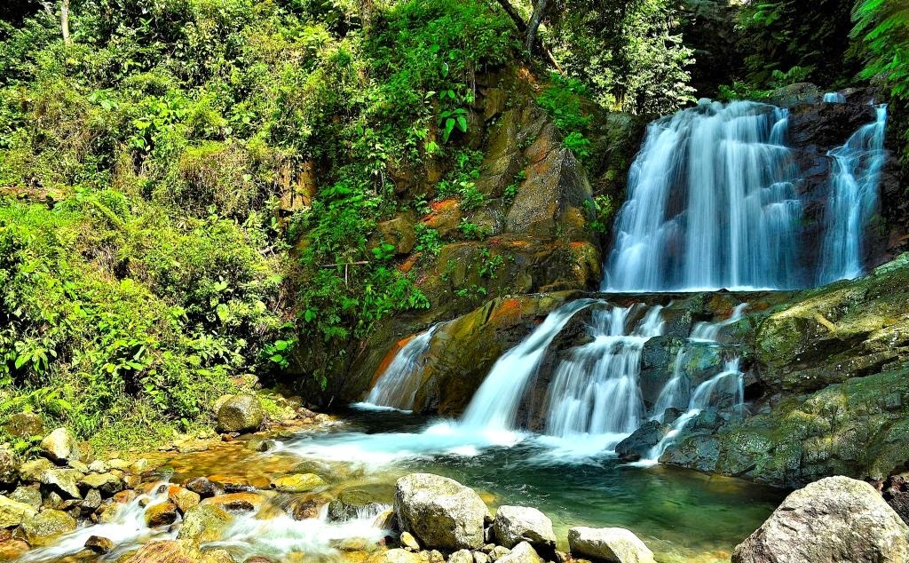 Keindahan Alam Air Terjun Tujuh Tingkat di Indonesia