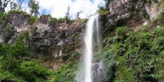 Keindahan Aliran Air Terjun Alahan di Tengah Alam Asri