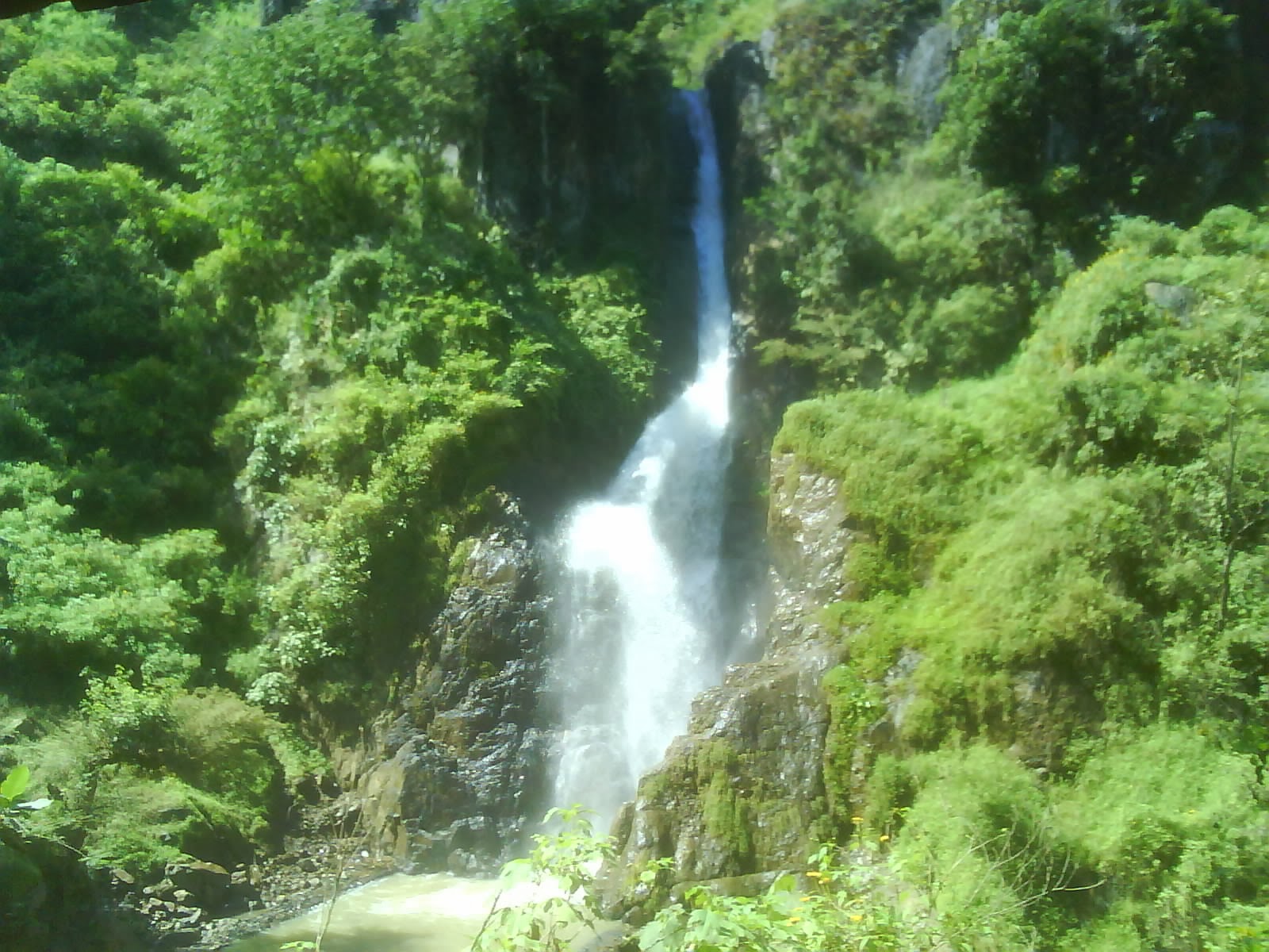 Keindahan dan Pesona Air Terjun Pilung di Tengah Alam Hijau