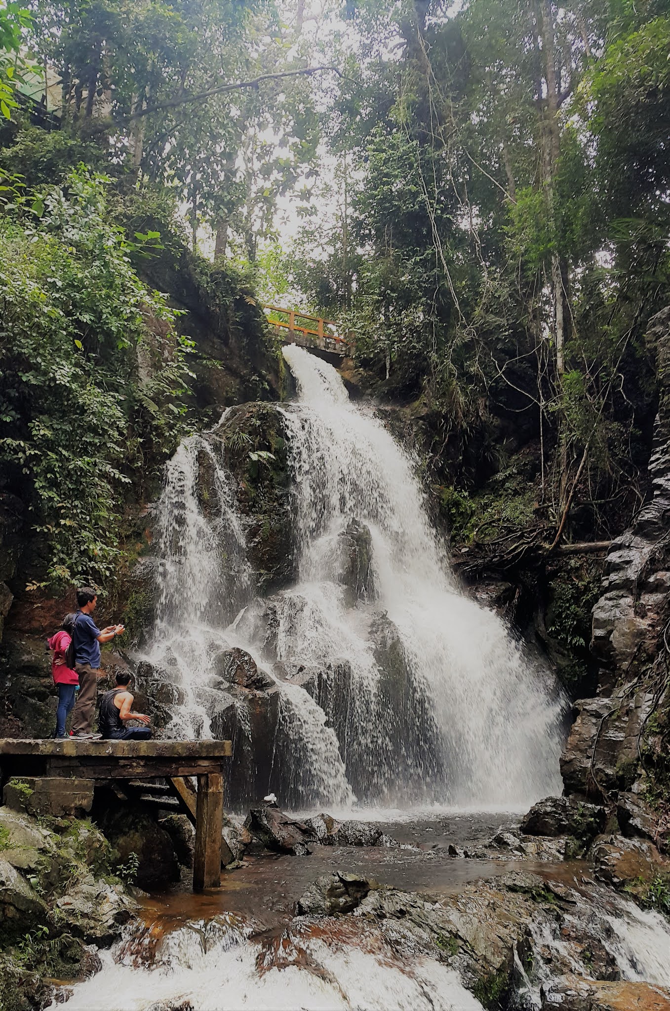 Keindahan Air Terjun Guruh Gemurai di Tengah Alam Asri