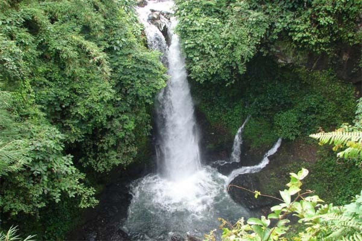 Keindahan Air Terjun Kemumu di Tengah Alam Pegunungan