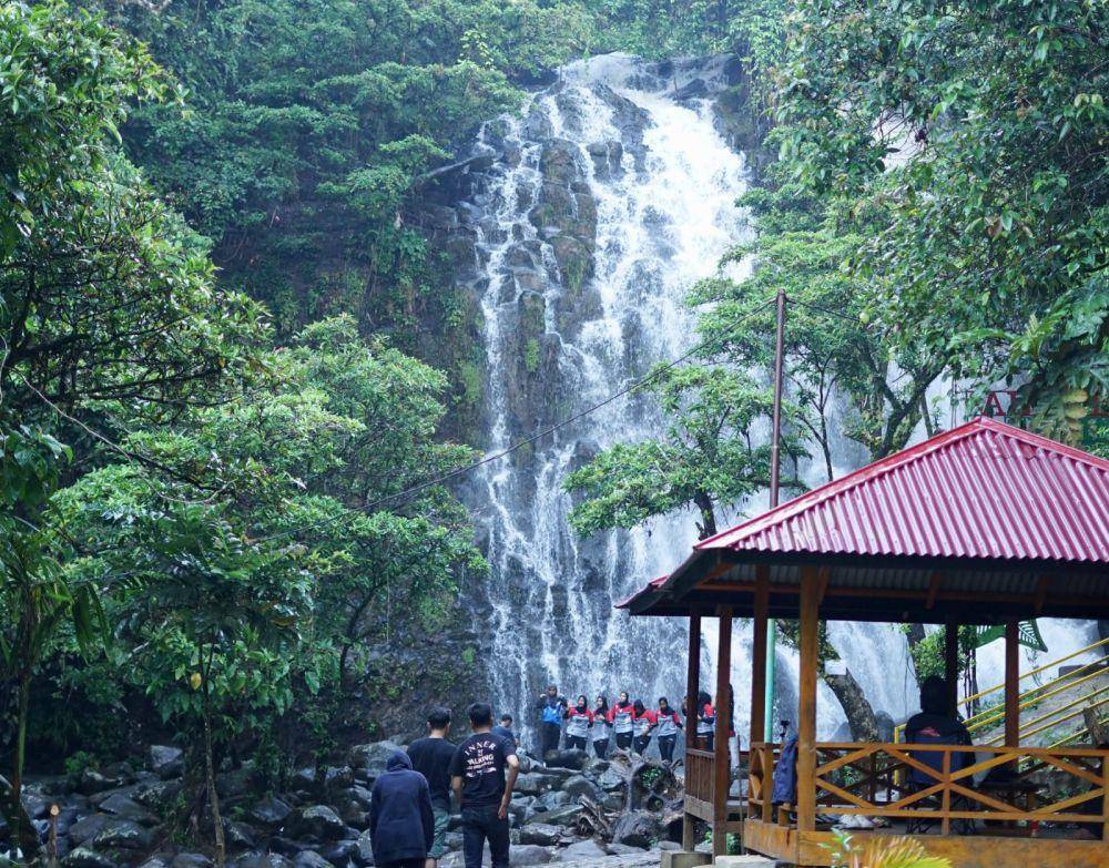 Keindahan Air Terjun Serintik Hujan Paneh di Tengah Alam