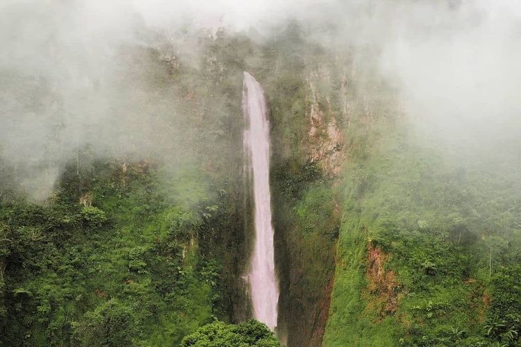 Keindahan Alam Air Terjun Bukit Gerinting di Cianjur