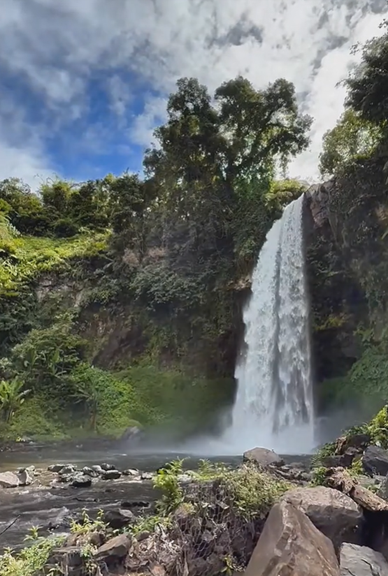Keindahan Alam Air Terjun Sigerincing di Kabupaten Buru