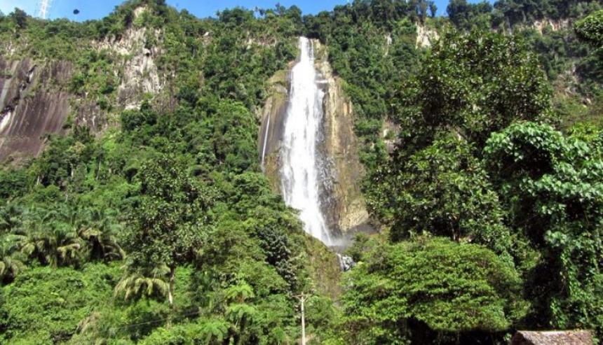 Keindahan Air Terjun Akang Siwah di Tengah Alam Asri