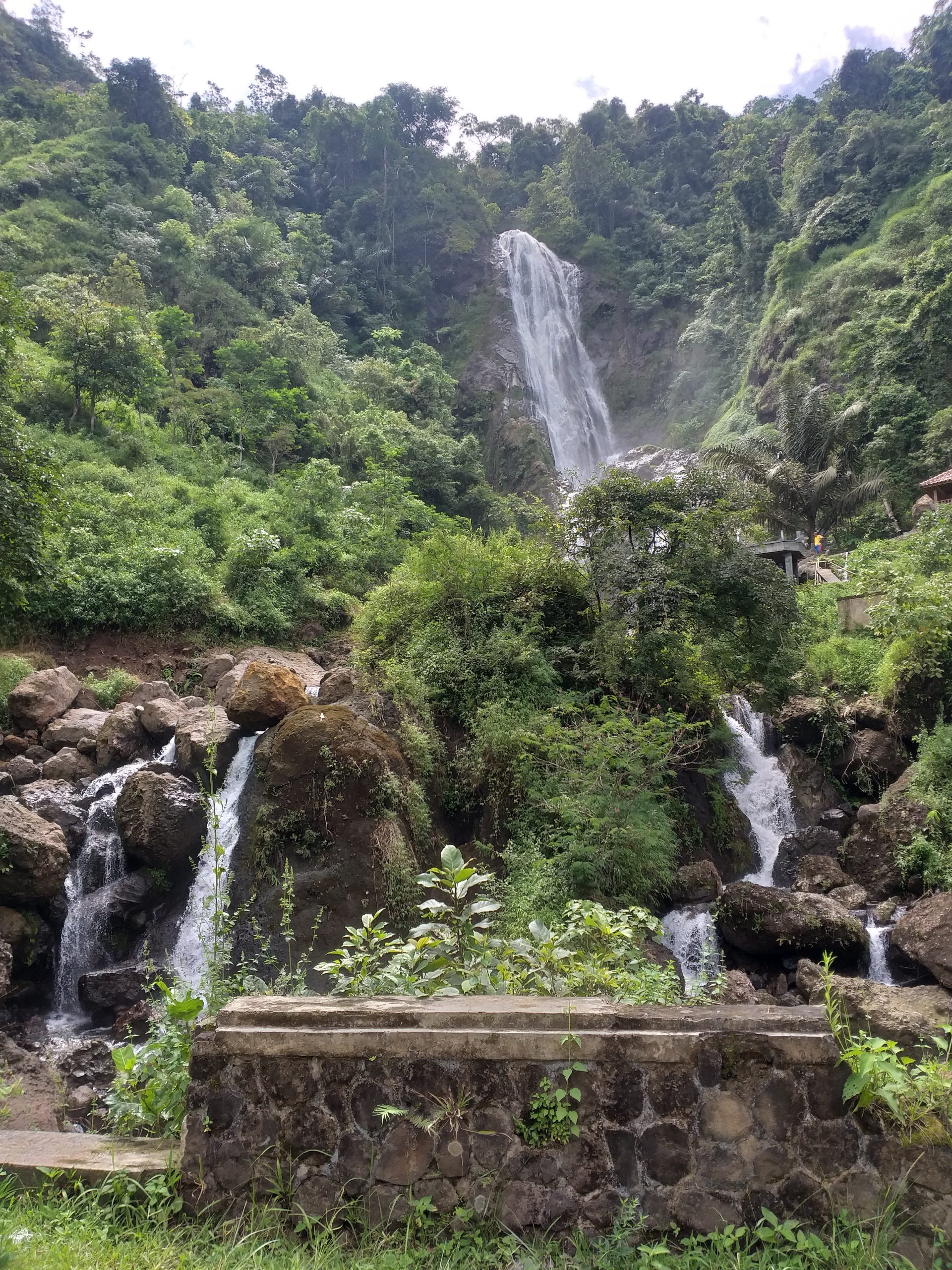 Keindahan Air Terjun Cibadak di Bogor yang Menawan