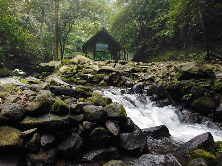 Keindahan Air Terjun Cilengkrang di Kabupaten Garut