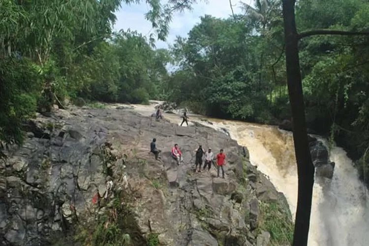 Keindahan Air Terjun Cilutung di Tengah Alam Pegunungan