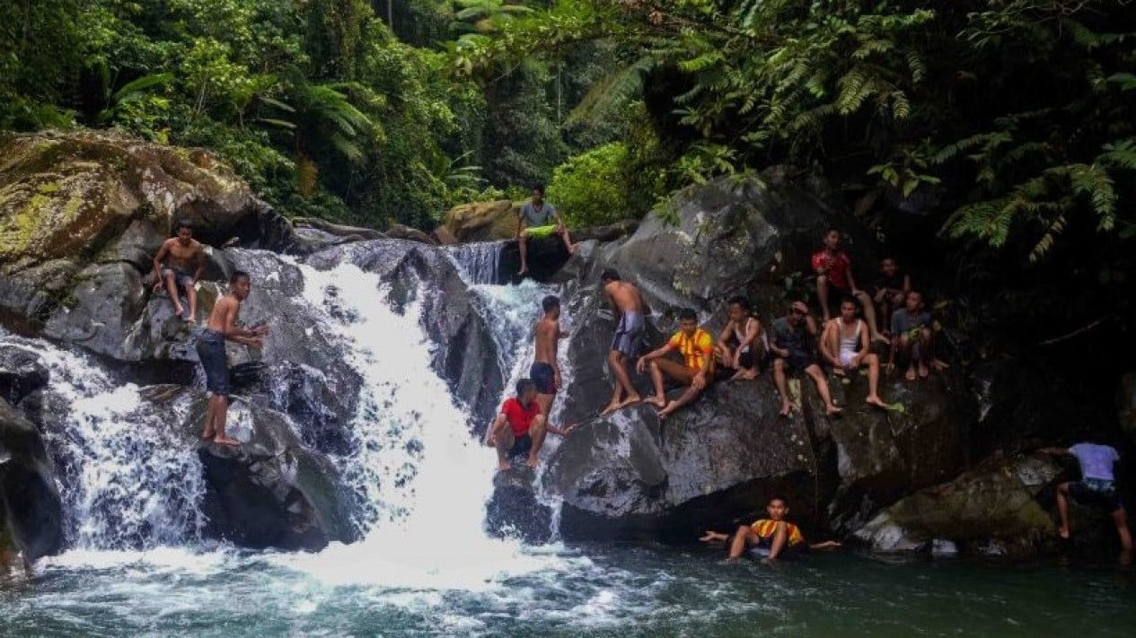 Keindahan Air Terjun Gunung Pandan di Tengah Alam Asri