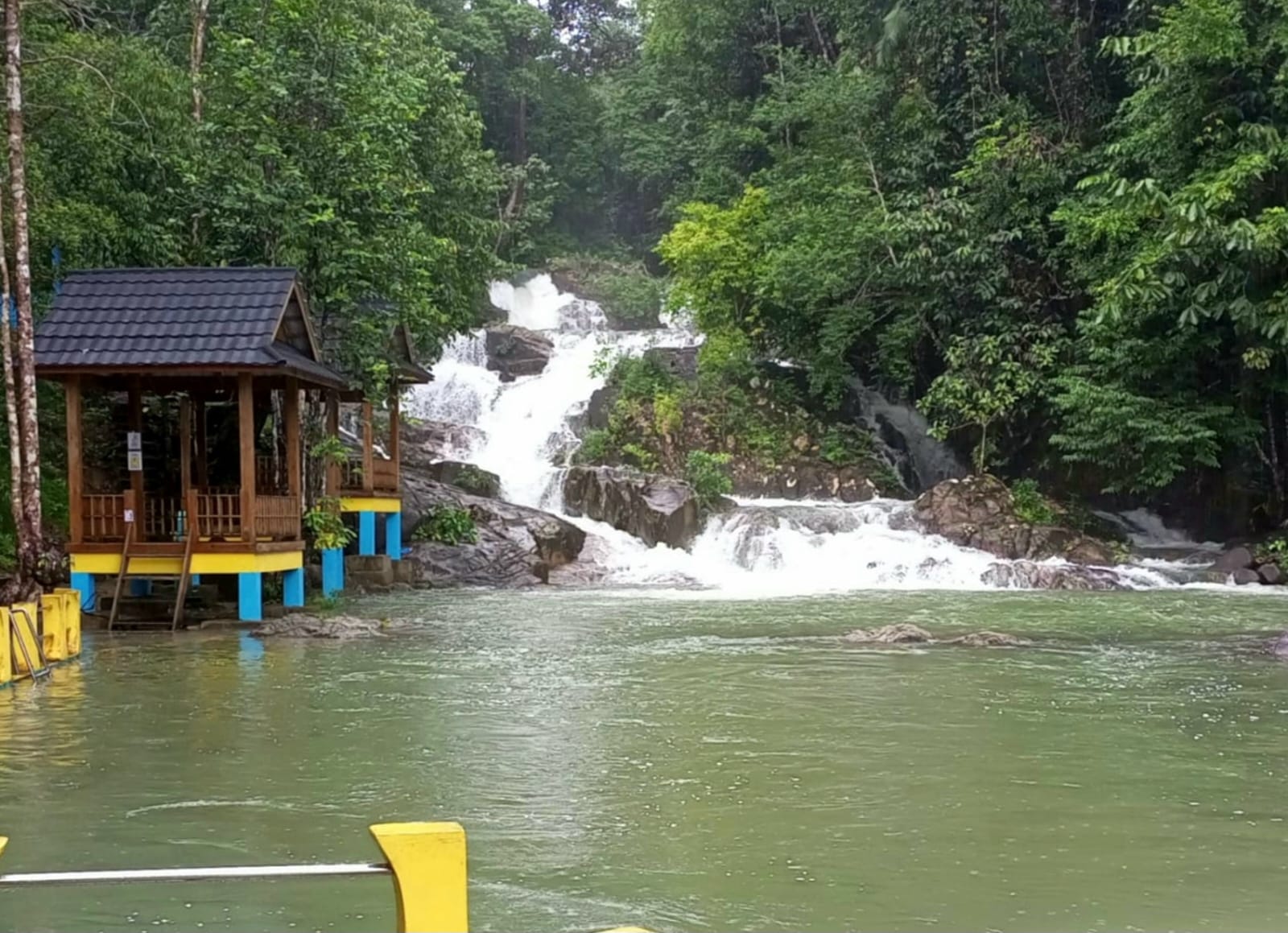 Keindahan Air Terjun Neraja di Tengah Alam Lestari