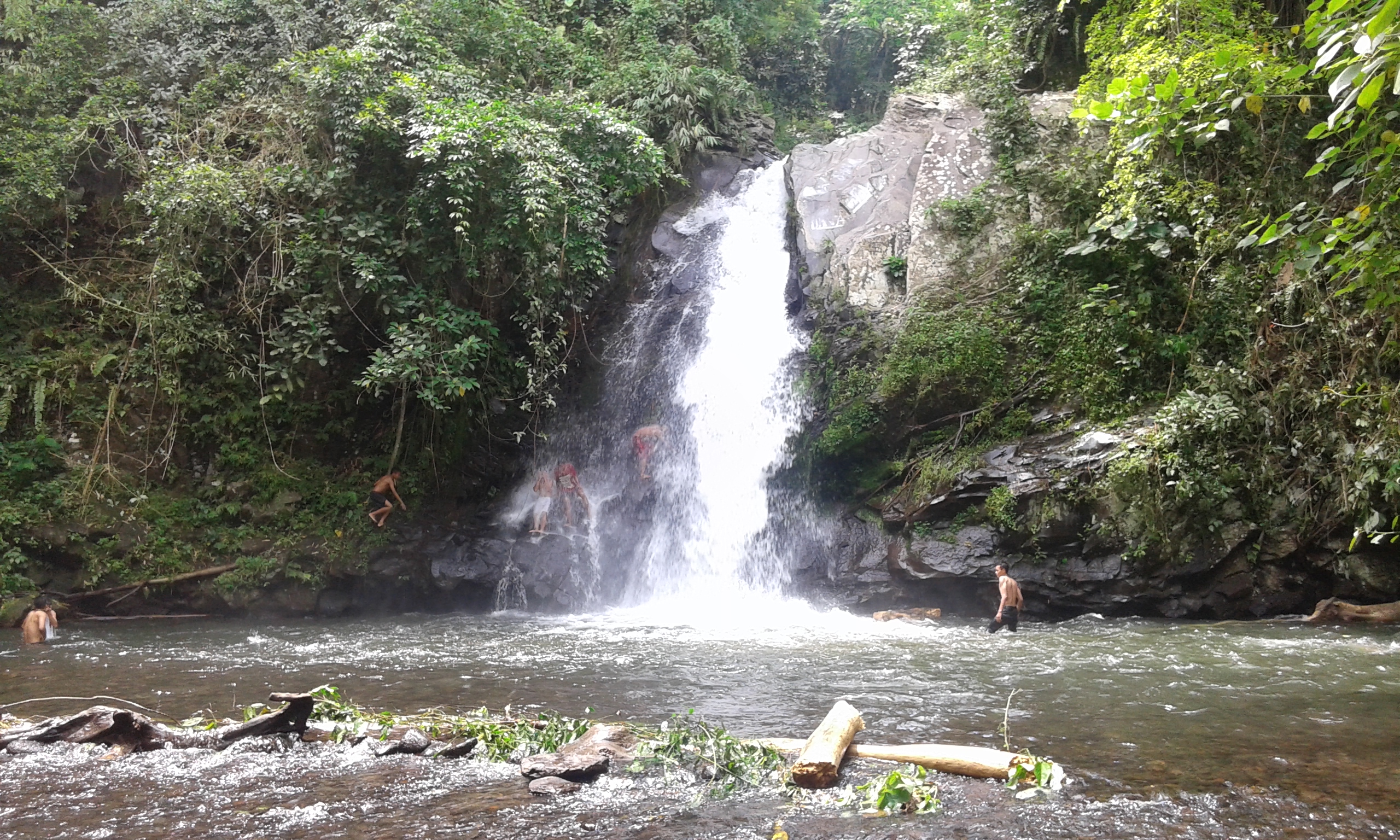 Keindahan Air Terjun Pakuda di Tengah Alam Asri