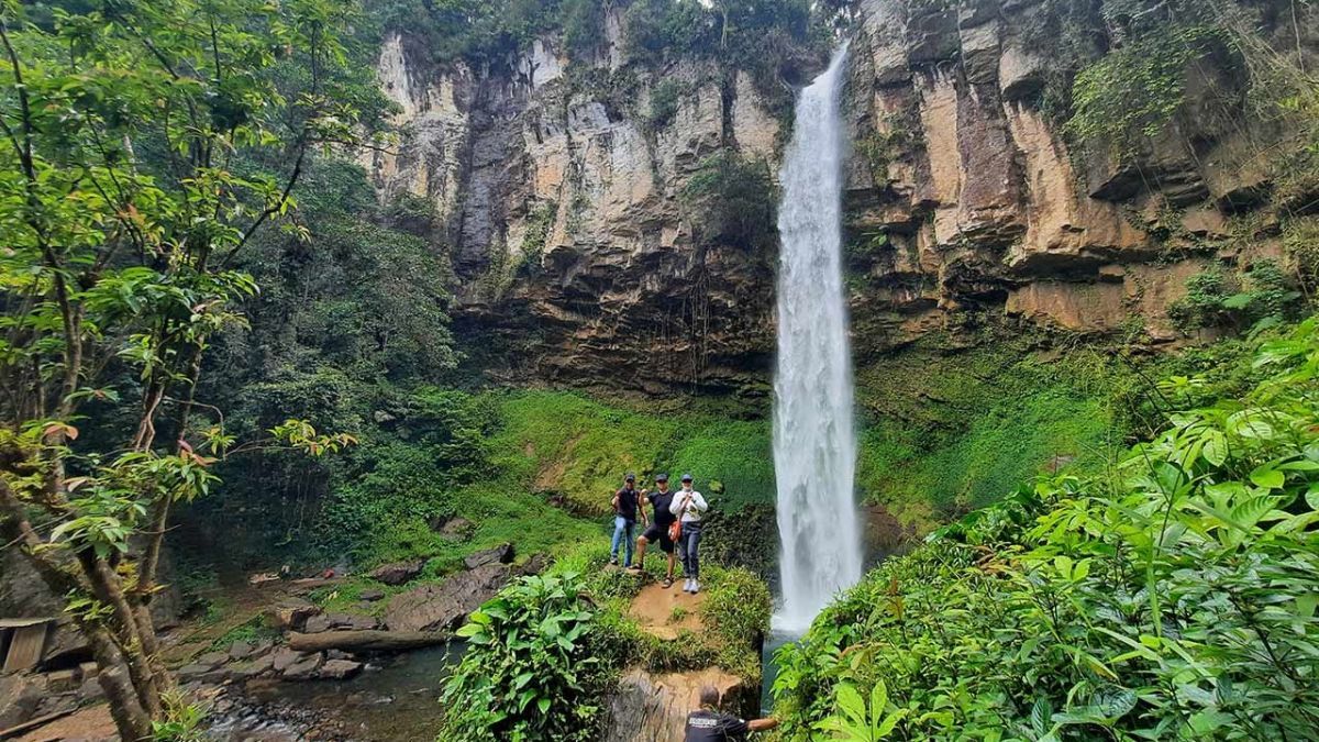 Keindahan Air Terjun Putri Malu di Tengah Alam Perbukitan