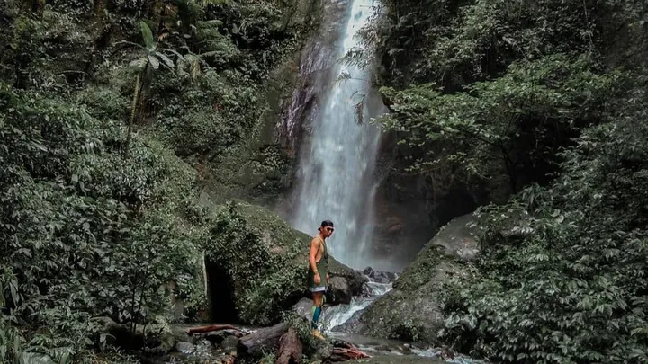 Keindahan Air Terjun Sabuk di Tengah Alam Asri