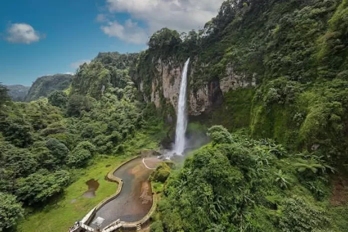Keindahan Alam Air Terjun Bukit Gerinting di Cianjur