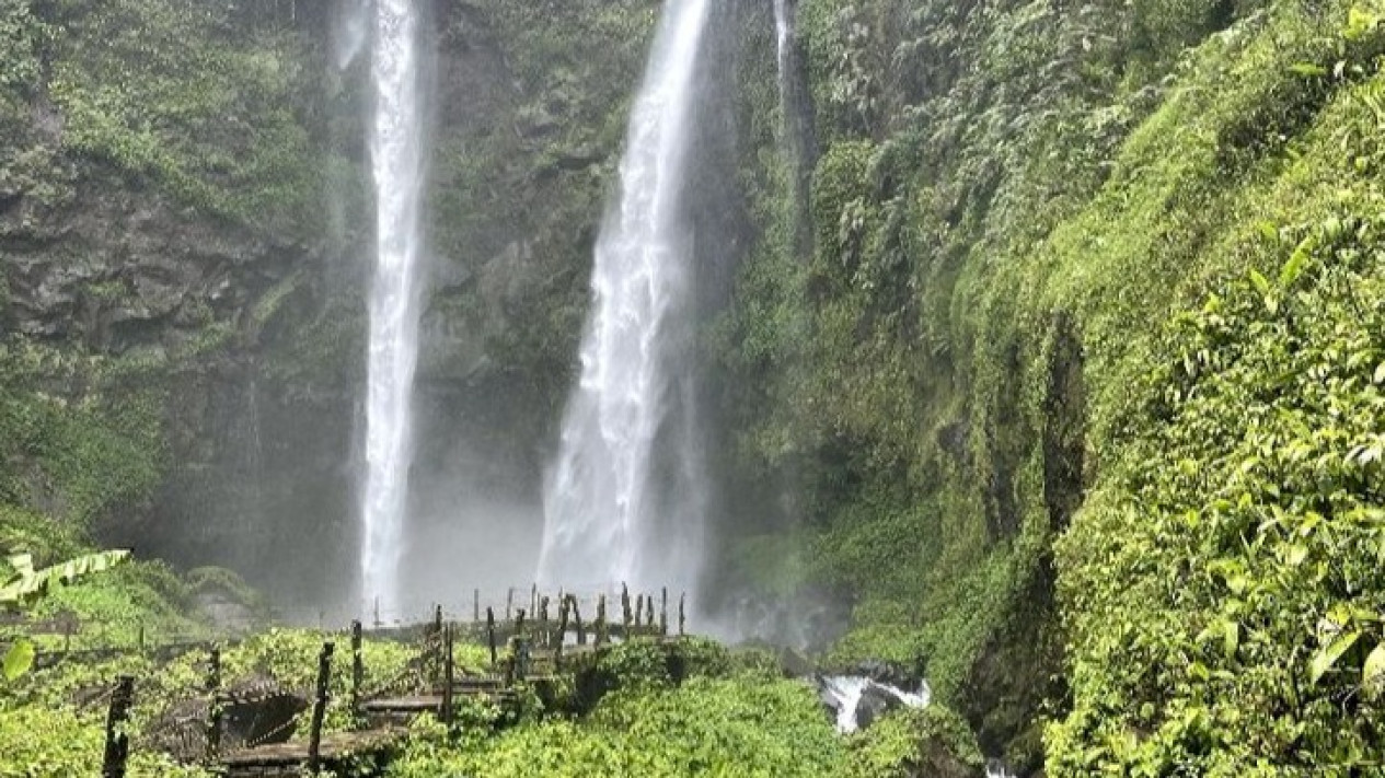 Keindahan Alam Air Terjun Bukit Gerinting di Kabupaten Sukabumi