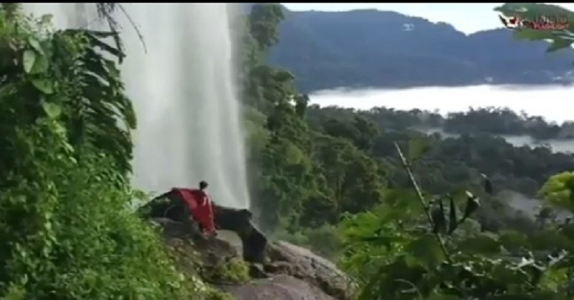 Keindahan Alam Air Terjun Bukit Gerinting di Puncak Perbukitan