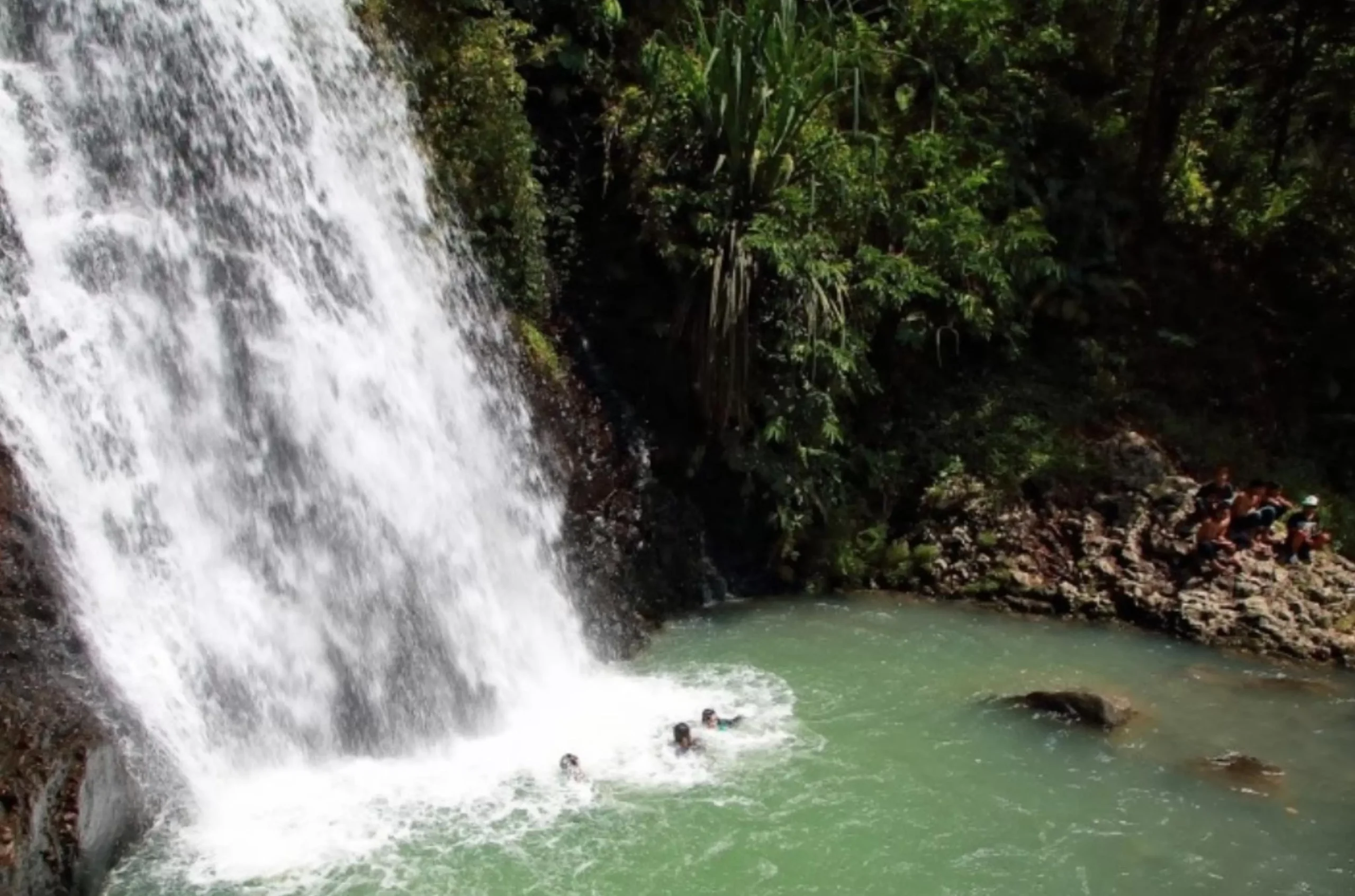 Keindahan Alam Air Terjun Cikoneng di Sukabumi