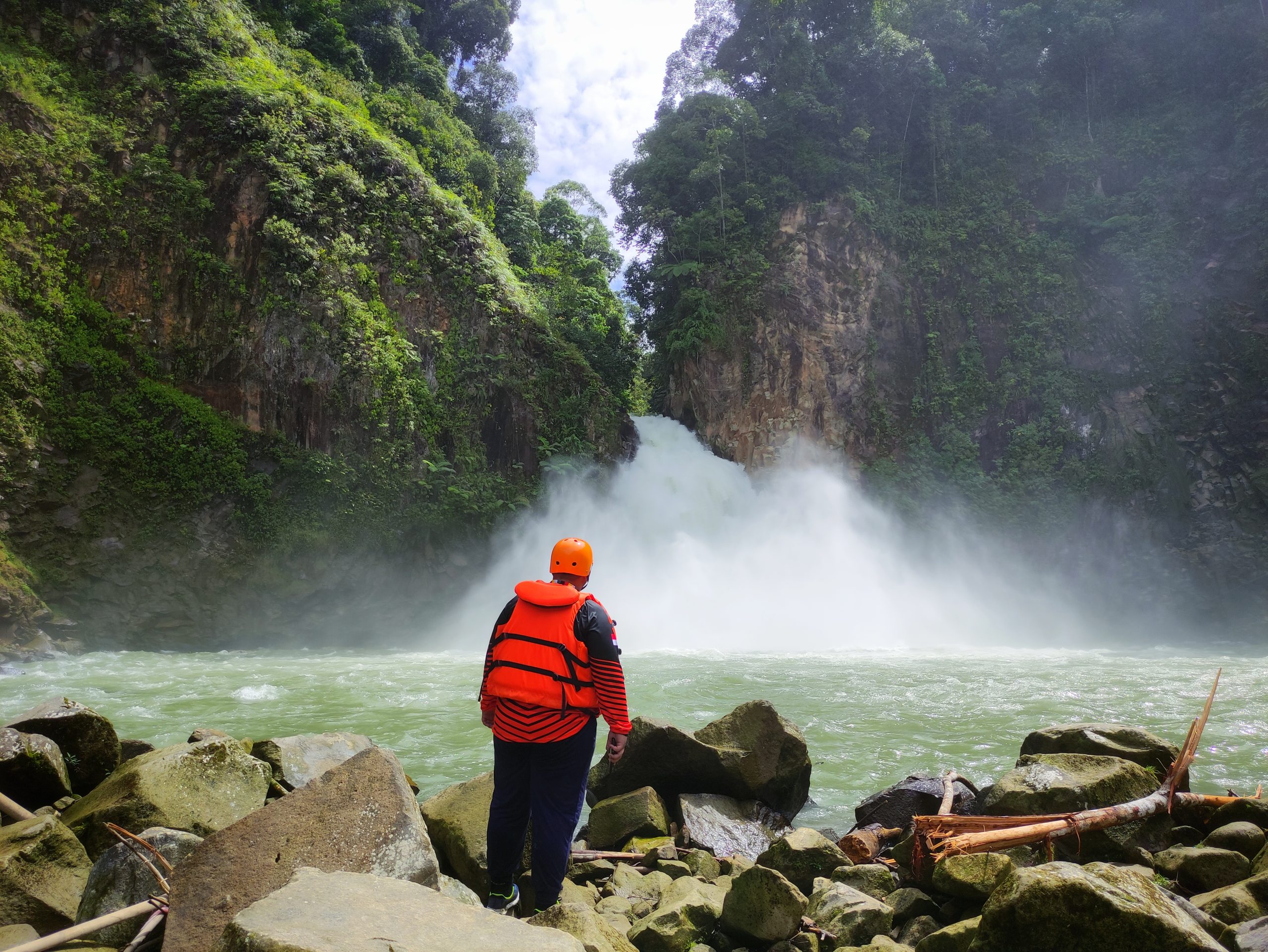 Keindahan Alam Air Terjun Kedabuhan di Kabupaten Karawang