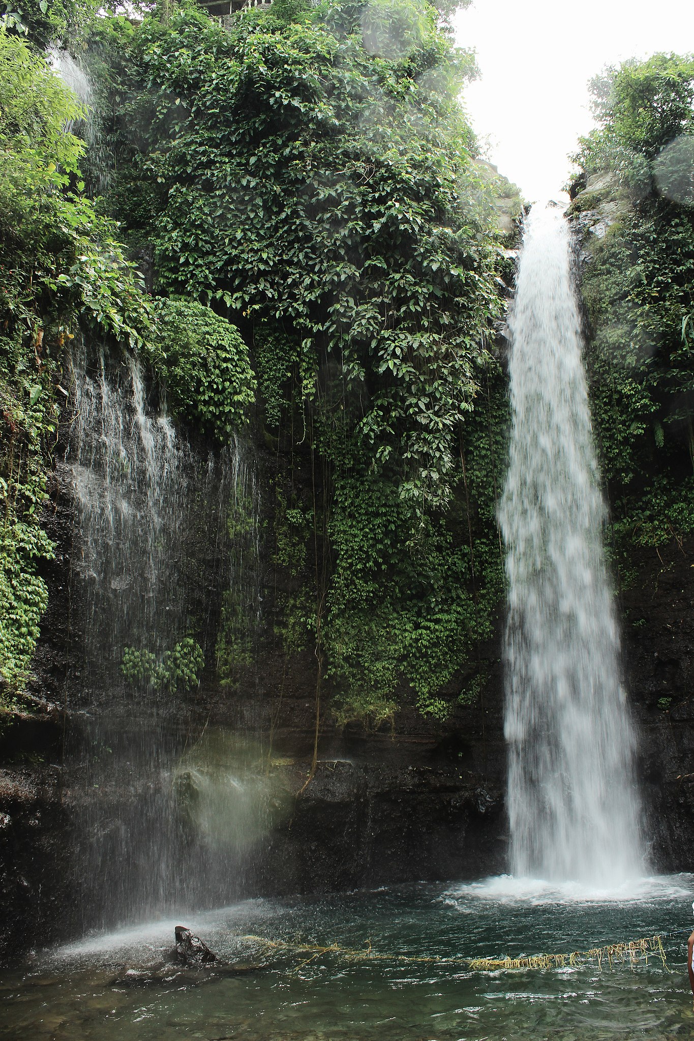 Keindahan Alam Air Terjun Luhur di Tengah Pegunungan