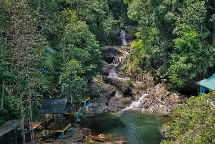 Keindahan Alam Air Terjun Neraja di Tengah Pegunungan