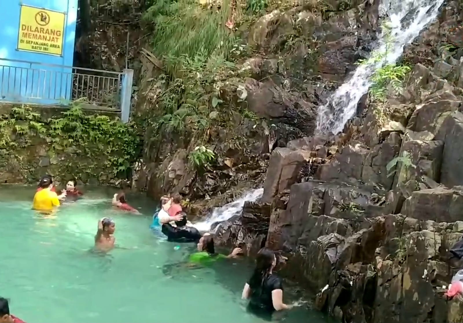 Keindahan Alam Air Terjun Pongkar di Tengah Pegunungan