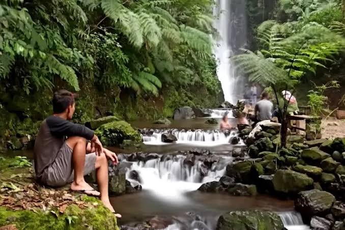 Keindahan Alam Air Terjun Sadim di Tengah Pegunungan