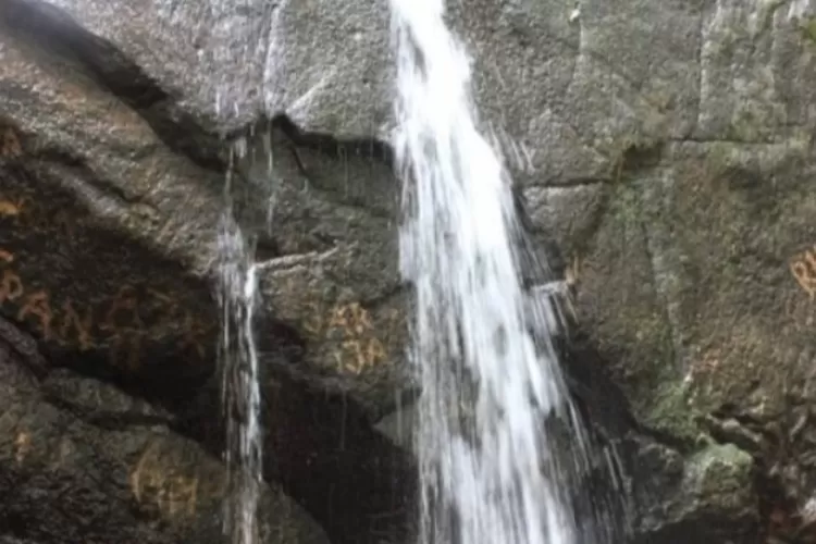 Keindahan Alam Air Terjun Sungai Lubang di Kabupaten Melawi