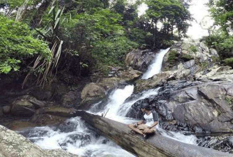 Keindahan Alam Air Terjun Telun Parentak di Sumatera Barat