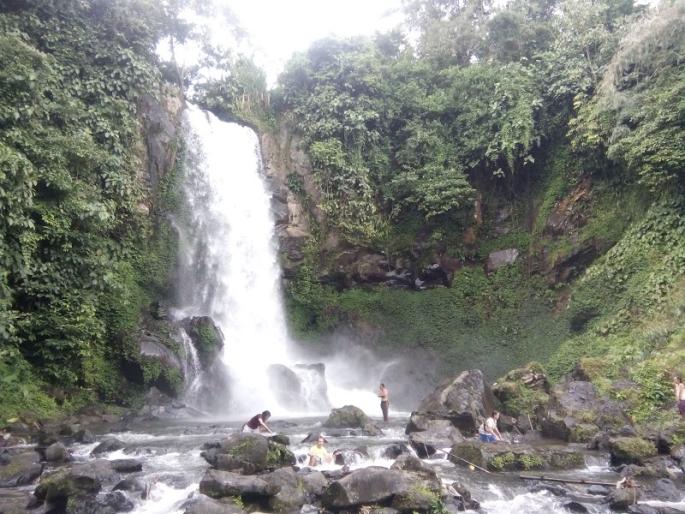 Keindahan Air Terjun Bioa Embun di Tengah Alam Asri