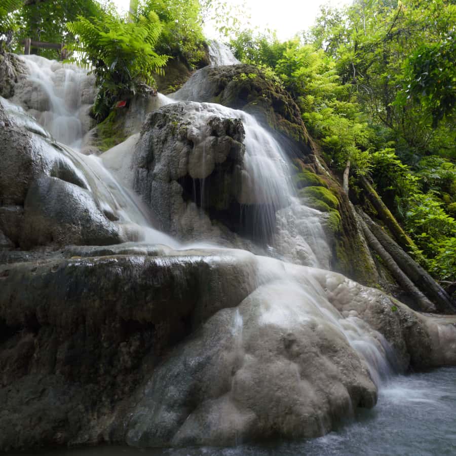 Keindahan Air Terjun Bua Thong Nam Phu Chet Si di Thailand