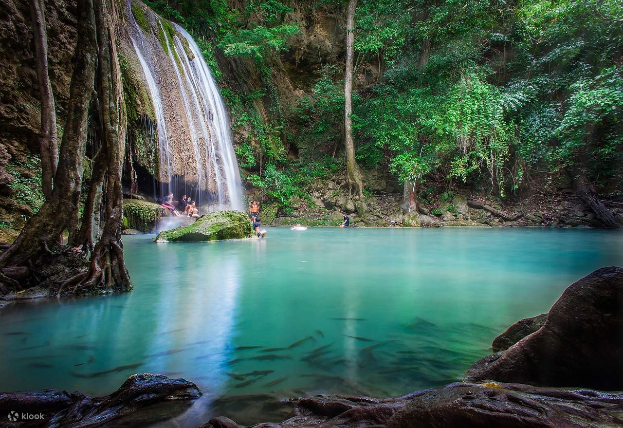 Keindahan Air Terjun Erawan di Taman Nasional Erawan