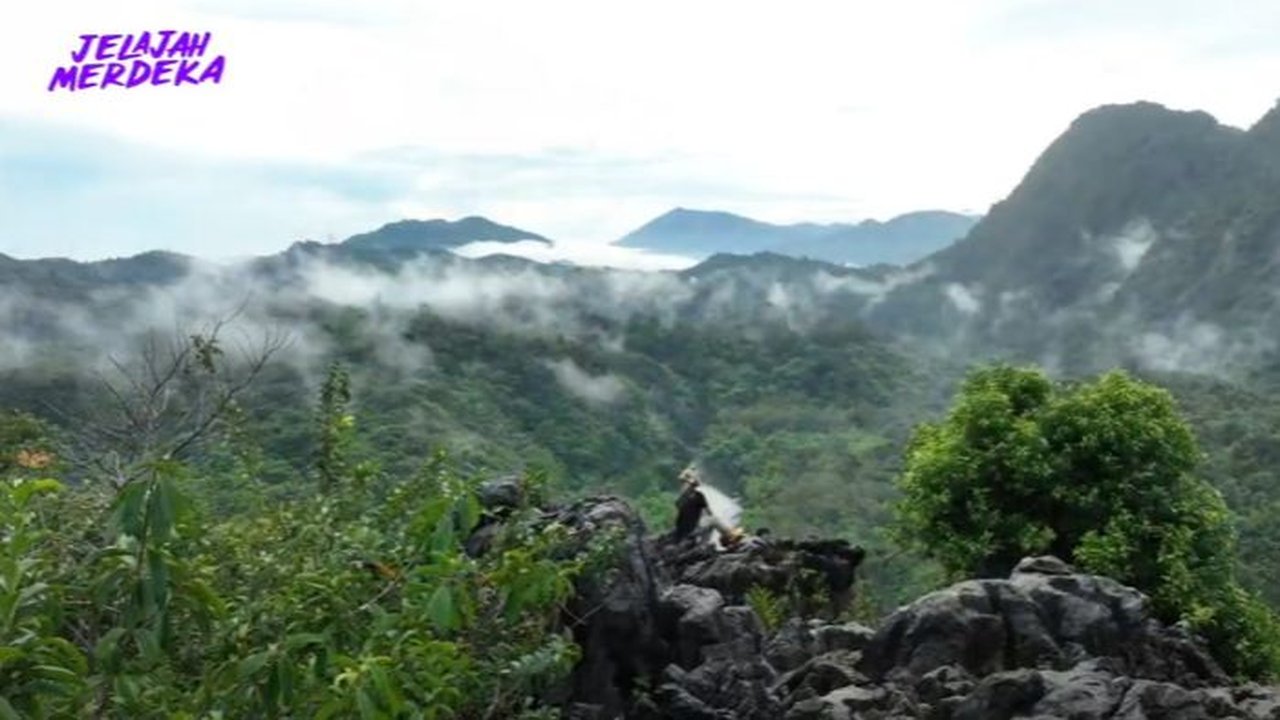 Keindahan Air Terjun Kilat Api di Tengah Alam Pegunungan