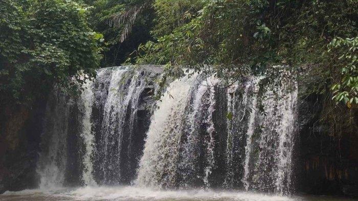 Keindahan Air Terjun Kima Atas di Tengah Alam Pegunungan