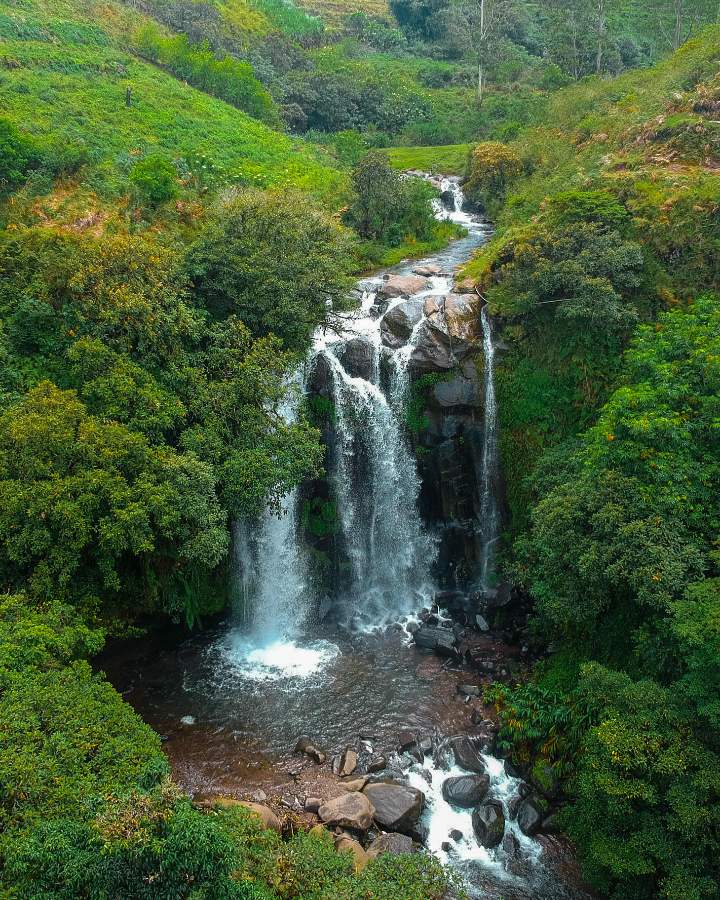 Keindahan Air Terjun Lembanna di Tengah Alam Pegunungan