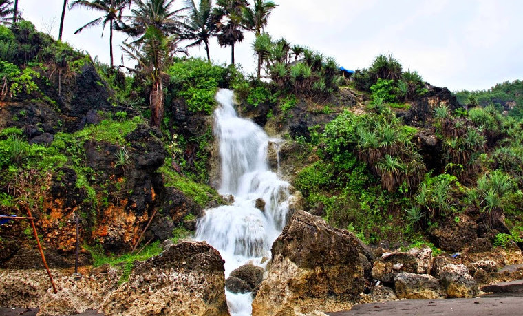 Keindahan Air Terjun Parangtritis di Tengah Alam Perbukitan