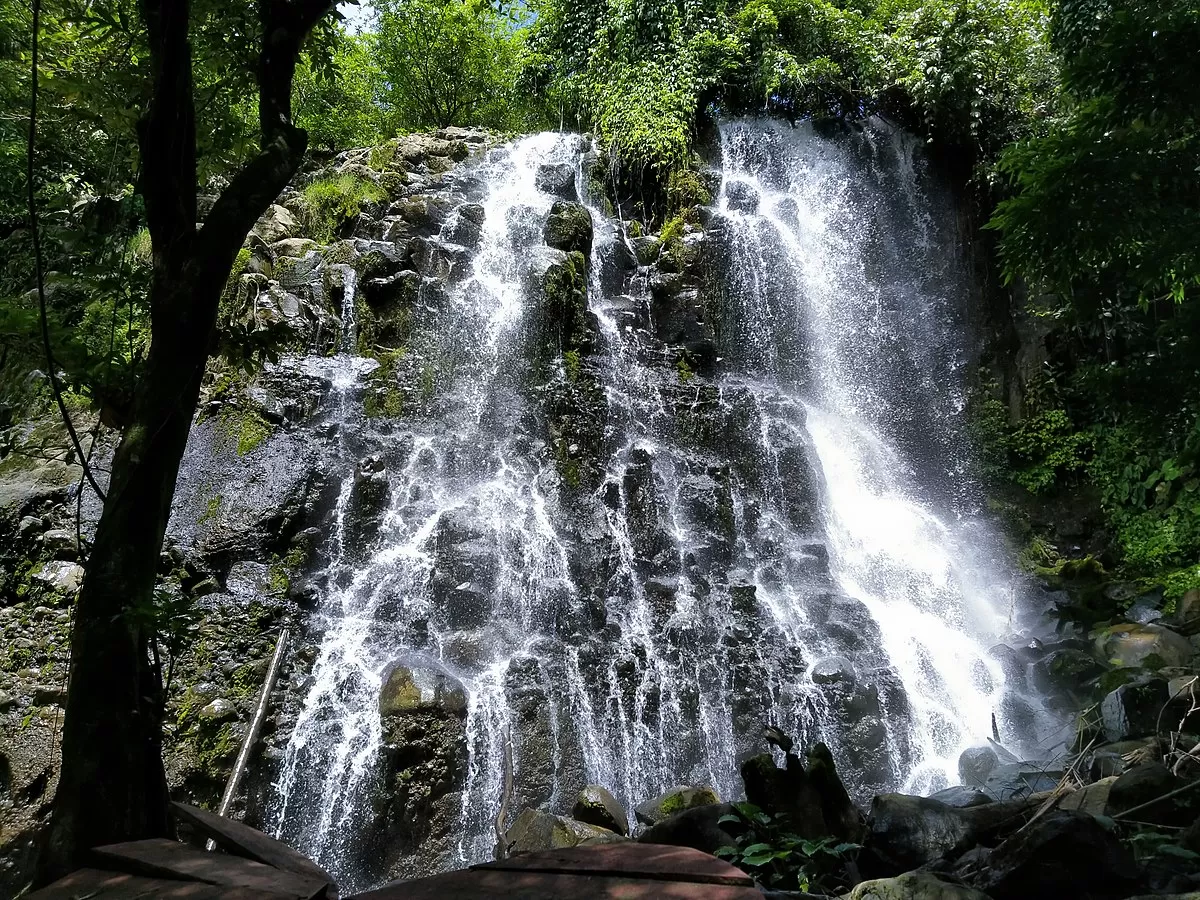 Keindahan Air Terjun Serintik Hujan Paneh di Tengah Alam