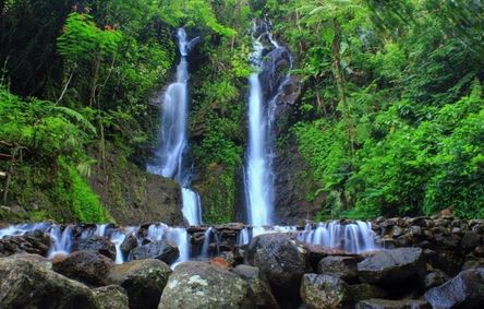 Keindahan Alam Air Terjun Batu Layang di Tengah Hutan Tropis